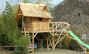 I Turned Old Wooden Pallets Into A Little Castle For My 5-Year-Old Niece