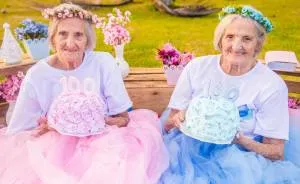 Photographer Captures Twins Celebrating Their 100th Birthday And The Pics Are Just Too Cute