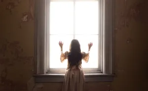 I Photographed My 7-Year-Old Daughter In A Haunted Ghost Town