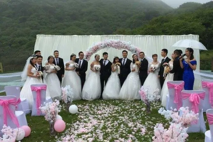 Fifteen Couples From One University Class Hold Mass Wedding Ceremony