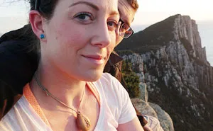Woman Wears Her Engagement Ring For Entire Year Without Even Knowing It, And Her Reaction Is Priceless