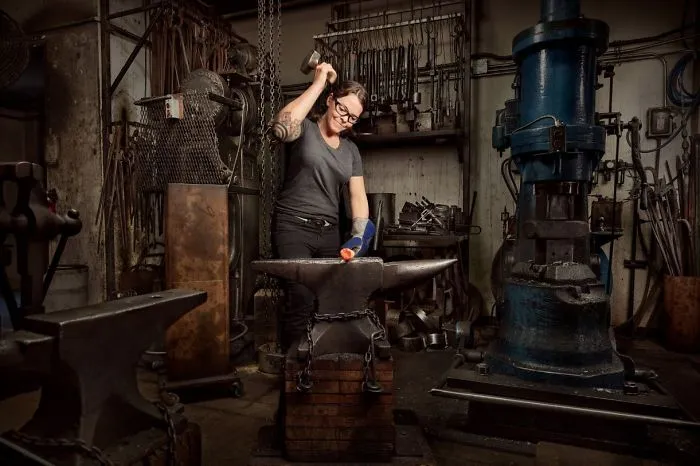 Mujeres realizando trabajos "de hombres"