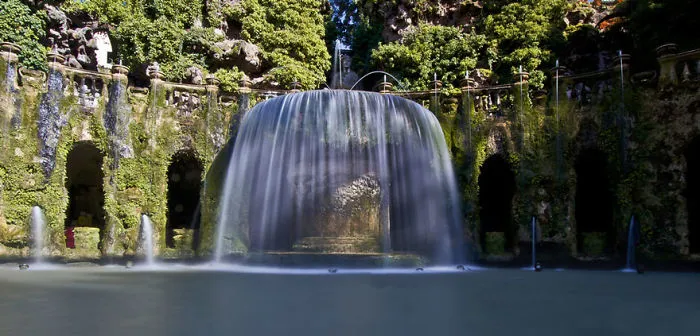 Fuente oval en Villa D'este, Roma, Italia