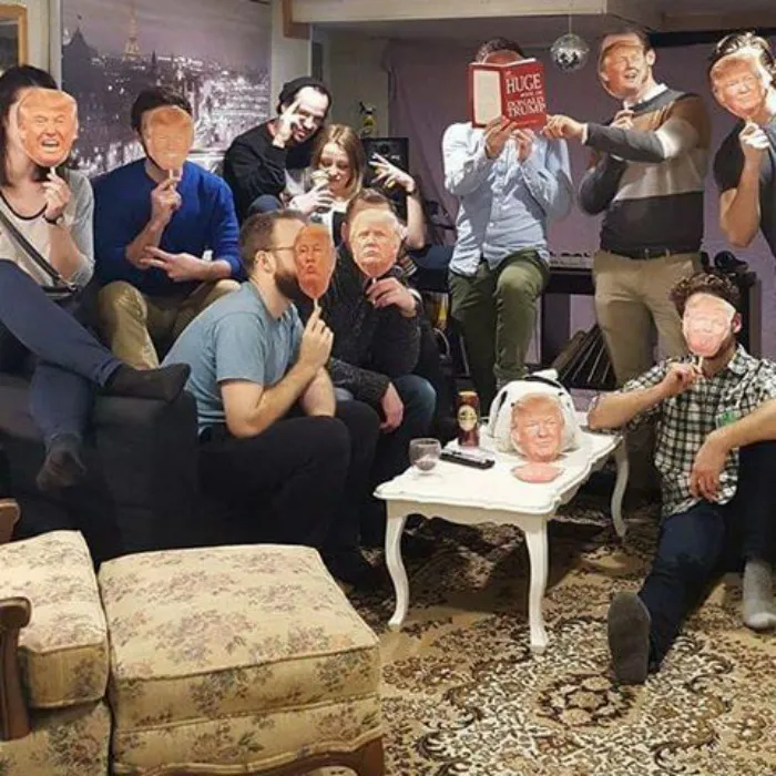 ¿Puedes encontrar el d*ldo oculto en estas fotos? Estos blogueros han creado la versión adulta de "¿Dónde está Wally?"