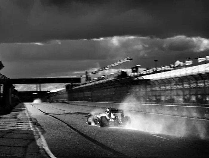 Este fotógrafo capta la Fórmula 1 con una cámara de hace más de 100 años, este es el resultado
