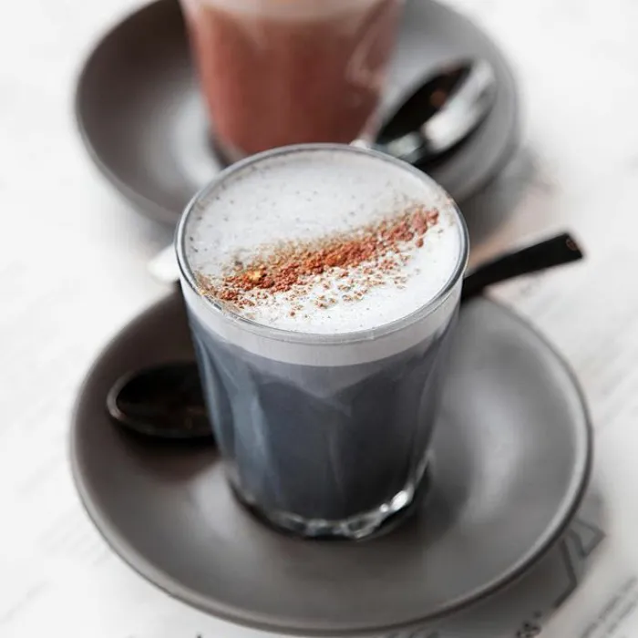 Al fin existe el café latte gótico, tan oscuro como tu alma