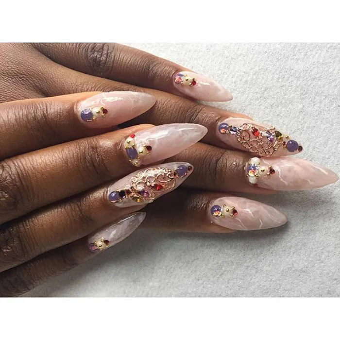 Las uñas de cuarzo son la última tendencia en belleza
