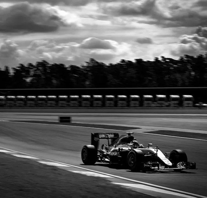 Photographer Shoots Formula 1 With 104-Year-Old Camera, And Here's The Result