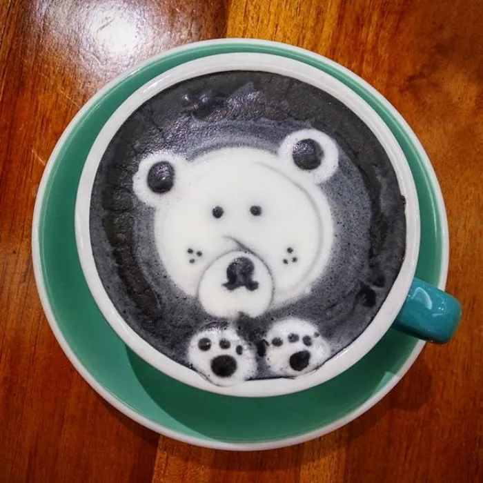 Al fin existe el café latte gótico, tan oscuro como tu alma