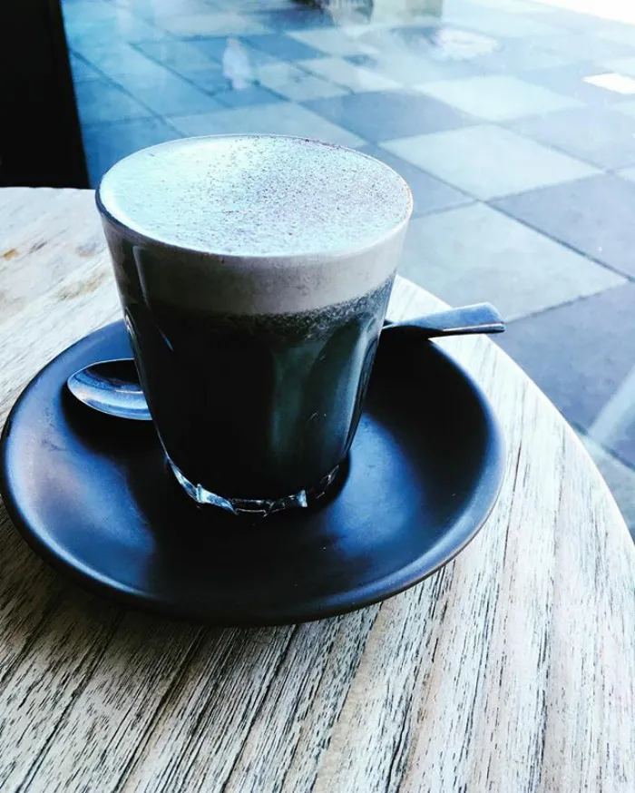 Al fin existe el café latte gótico, tan oscuro como tu alma