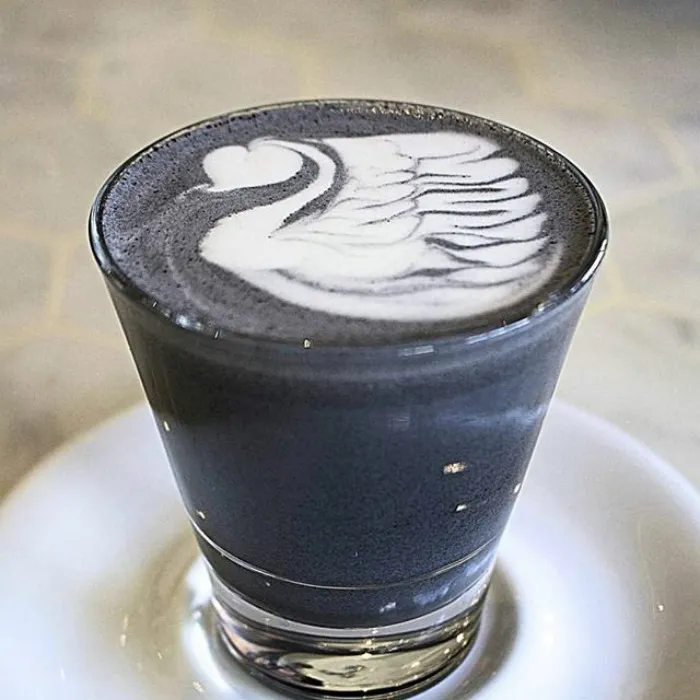 Al fin existe el café latte gótico, tan oscuro como tu alma