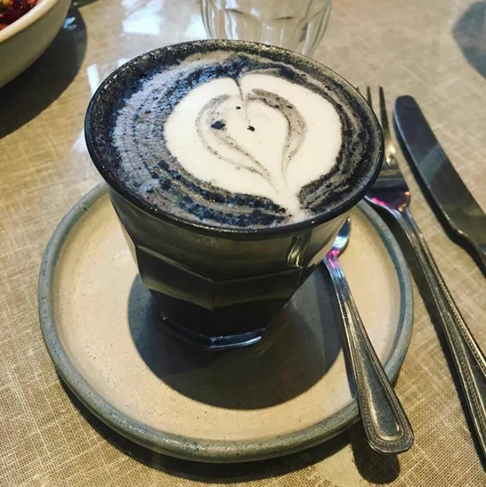 Al fin existe el café latte gótico, tan oscuro como tu alma