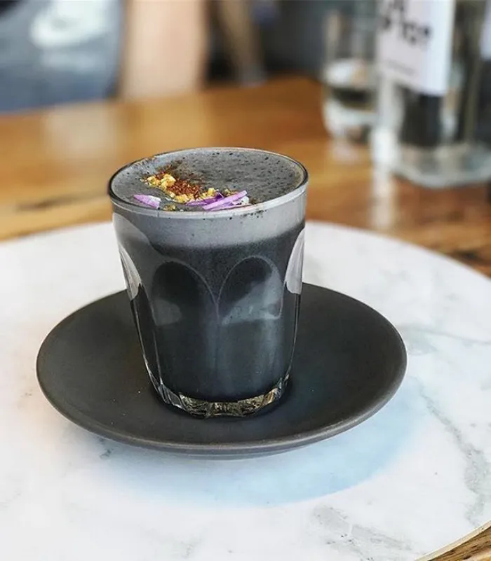 Al fin existe el café latte gótico, tan oscuro como tu alma