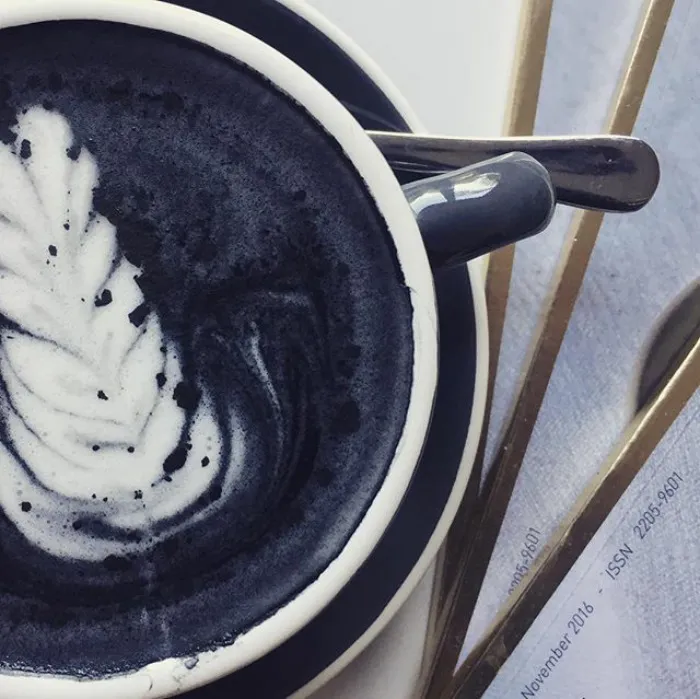 Al fin existe el café latte gótico, tan oscuro como tu alma