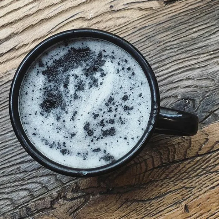 Al fin existe el café latte gótico, tan oscuro como tu alma