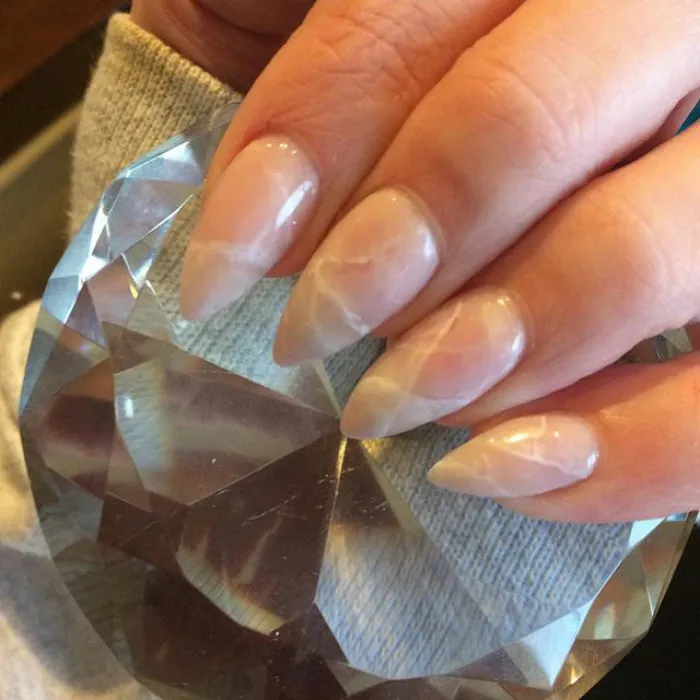 Las uñas de cuarzo son la última tendencia en belleza