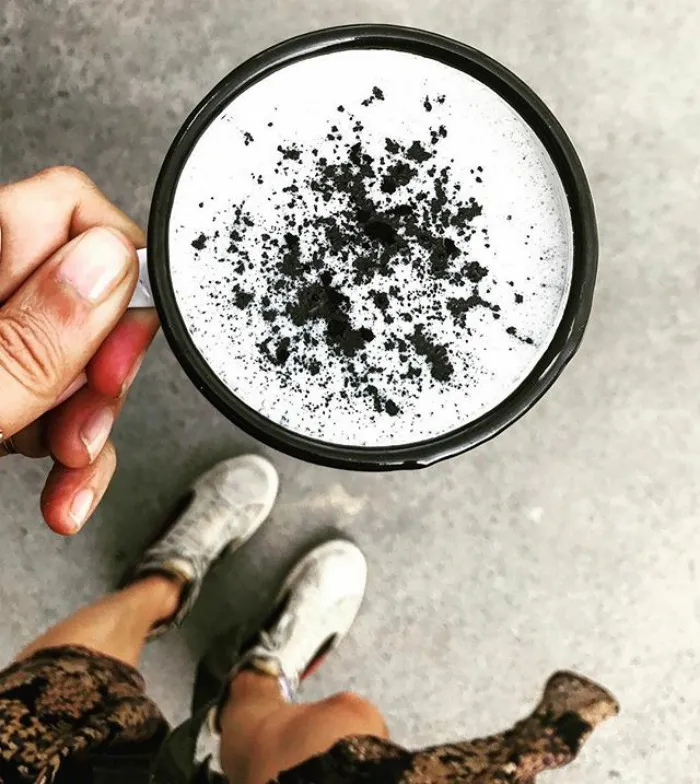 Al fin existe el café latte gótico, tan oscuro como tu alma