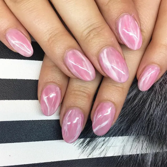 Las uñas de cuarzo son la última tendencia en belleza