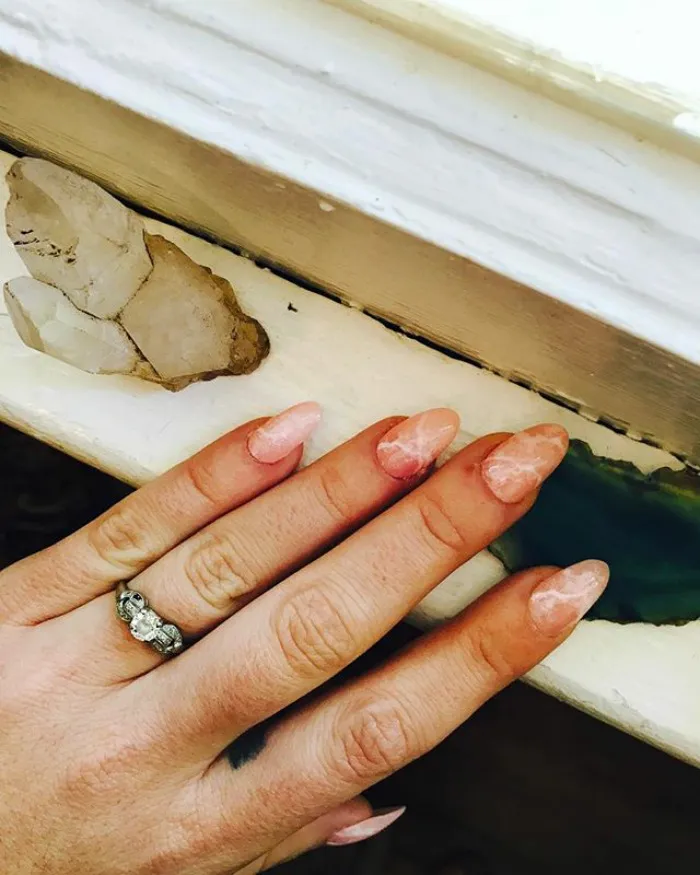 Las uñas de cuarzo son la última tendencia en belleza