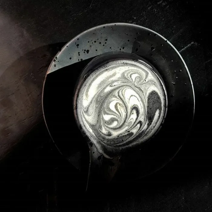 Al fin existe el café latte gótico, tan oscuro como tu alma
