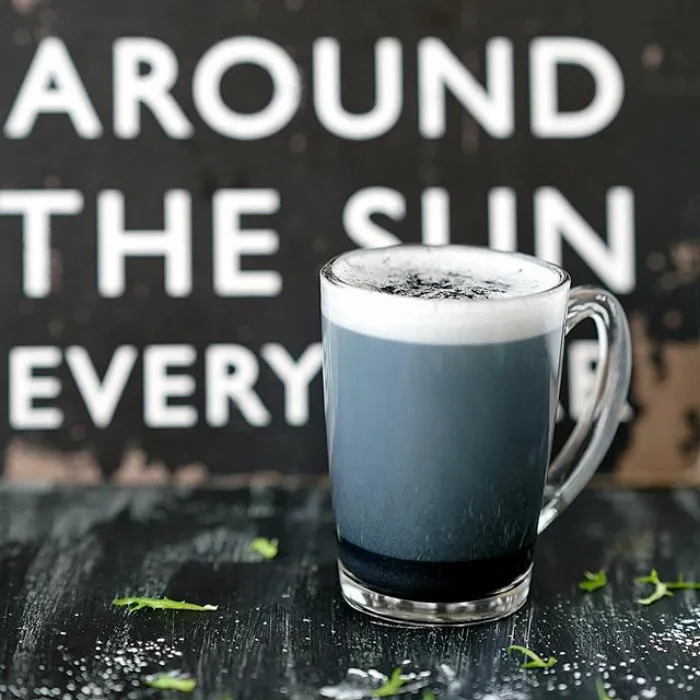 Al fin existe el café latte gótico, tan oscuro como tu alma
