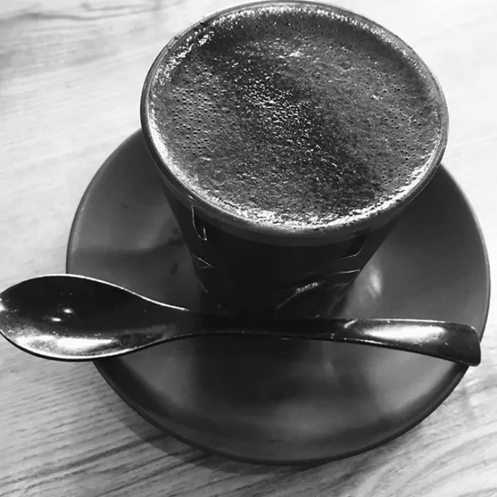 Al fin existe el café latte gótico, tan oscuro como tu alma
