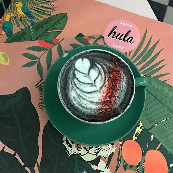 Al fin existe el café latte gótico, tan oscuro como tu alma