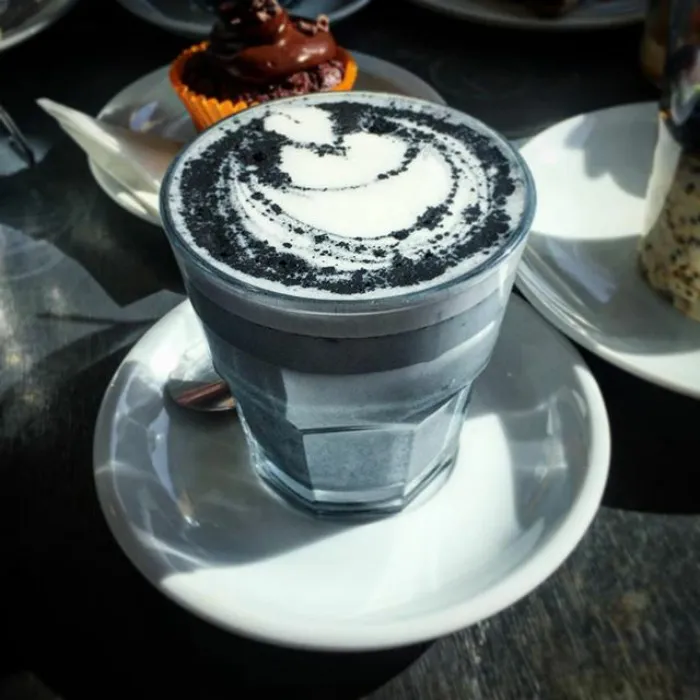 Al fin existe el café latte gótico, tan oscuro como tu alma