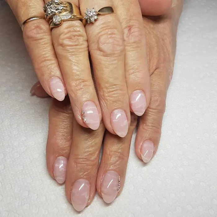 Las uñas de cuarzo son la última tendencia en belleza