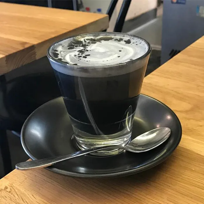 Al fin existe el café latte gótico, tan oscuro como tu alma