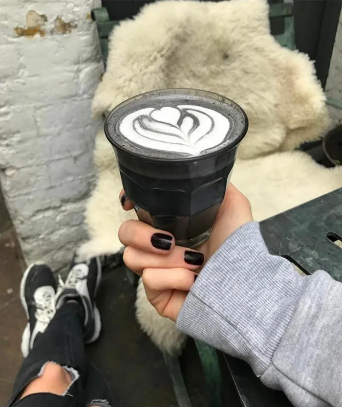 Al fin existe el café latte gótico, tan oscuro como tu alma