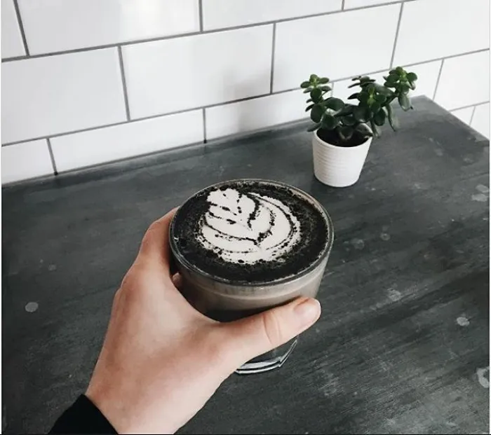 Al fin existe el café latte gótico, tan oscuro como tu alma
