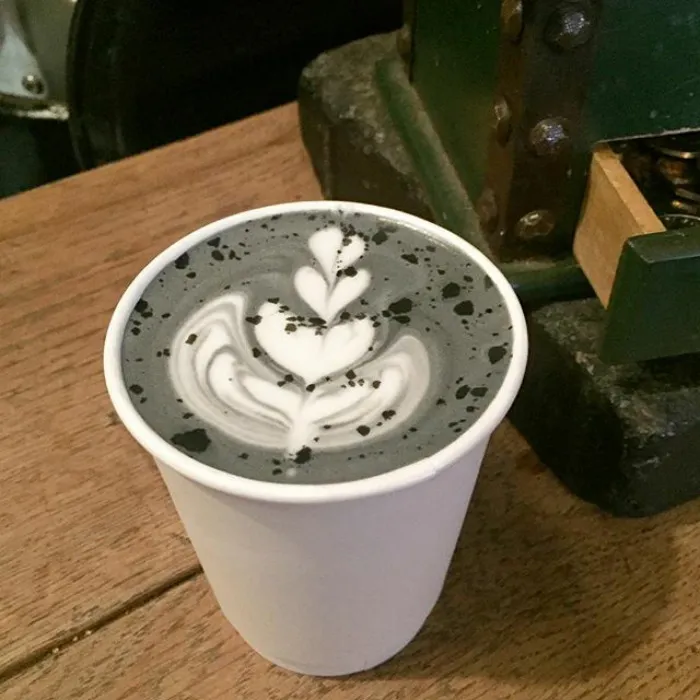 Al fin existe el café latte gótico, tan oscuro como tu alma