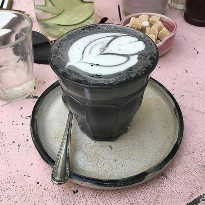 Al fin existe el café latte gótico, tan oscuro como tu alma
