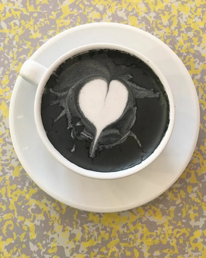 Al fin existe el café latte gótico, tan oscuro como tu alma