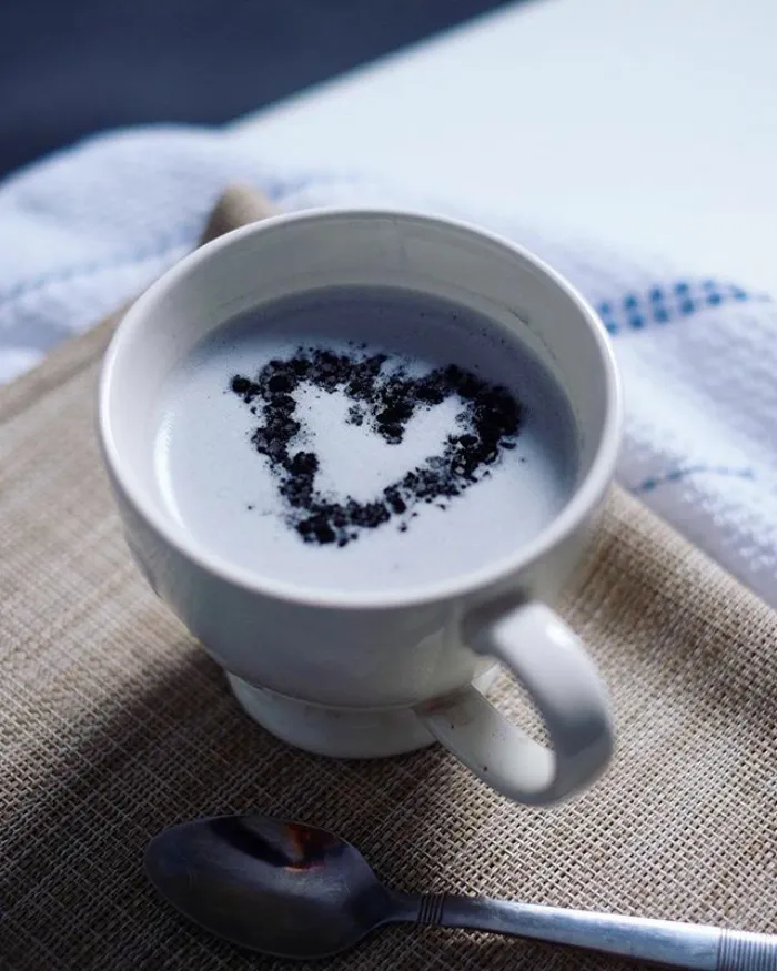Al fin existe el café latte gótico, tan oscuro como tu alma