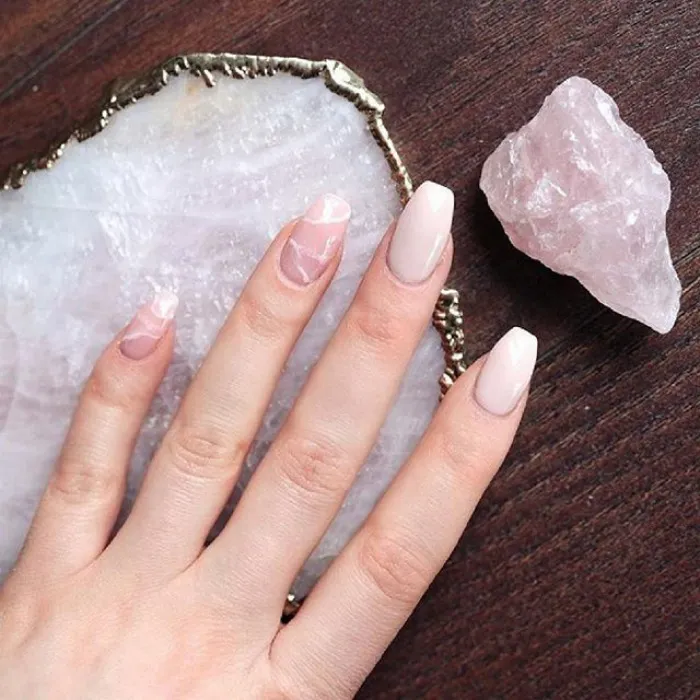 Las uñas de cuarzo son la última tendencia en belleza