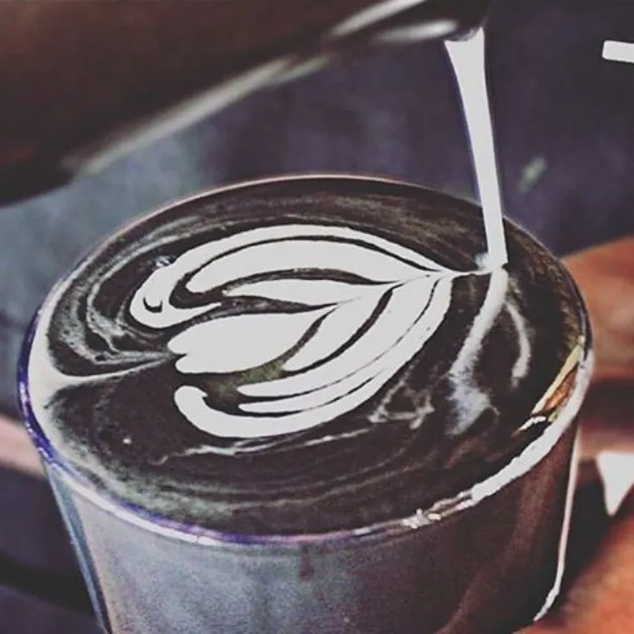 Al fin existe el café latte gótico, tan oscuro como tu alma