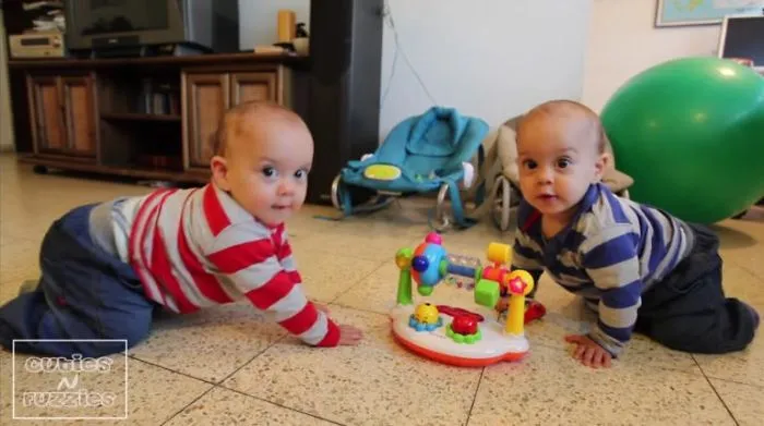 Baby Twins Fascinated As Dad Pushes Button, Break Into Cutest Dance When They Hear Music Play!