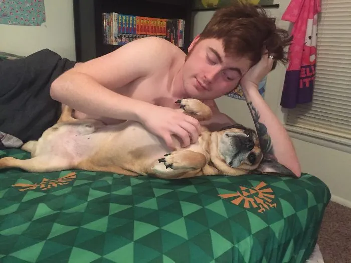 Mi marido cantándole canciones al perro sobre sí mismo