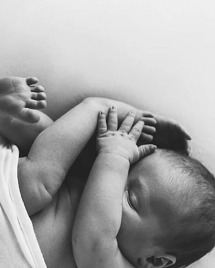 Esta fotógrafa hace fotos a los bebés de forma nunca vista
