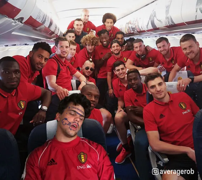 El equipo belga Red Devils Squad riéndose del recogepelotas