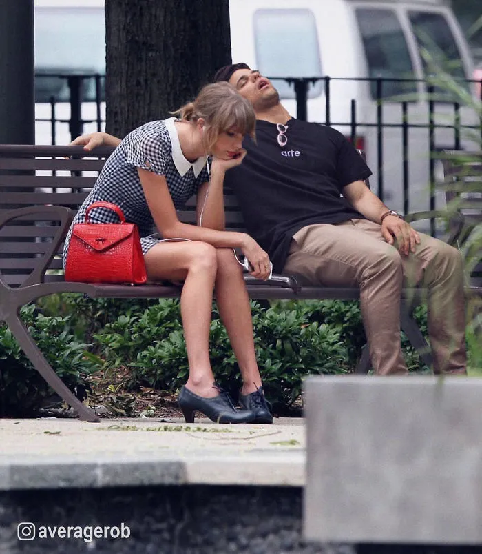Taylor Swift esperando a que Rob se despierte