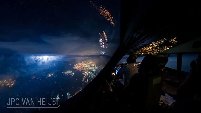 Este piloto de 747 saca increíbles fotos desde la cabina, demostrando que los pilotos tienen las oficinas con mejores vistas del mundo