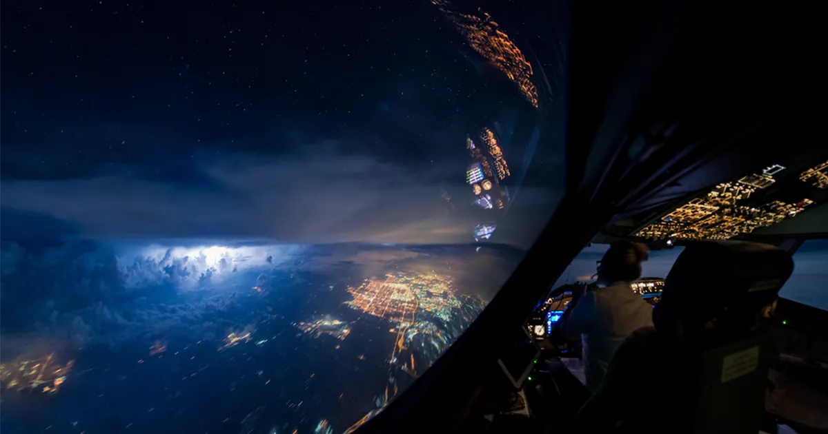 Este piloto de 747 saca increíbles fotos desde la cabina, demostrando que los pilotos tienen las oficinas con mejores vistas del mundo