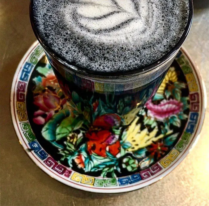 Al fin existe el café latte gótico, tan oscuro como tu alma