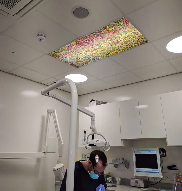 El dentista tiene un techo de "¿Dónde está Wally?" para entretener a los pacientes