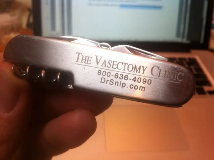 Este médico realiza vasectomías y se anuncia con navajas de bolsillo