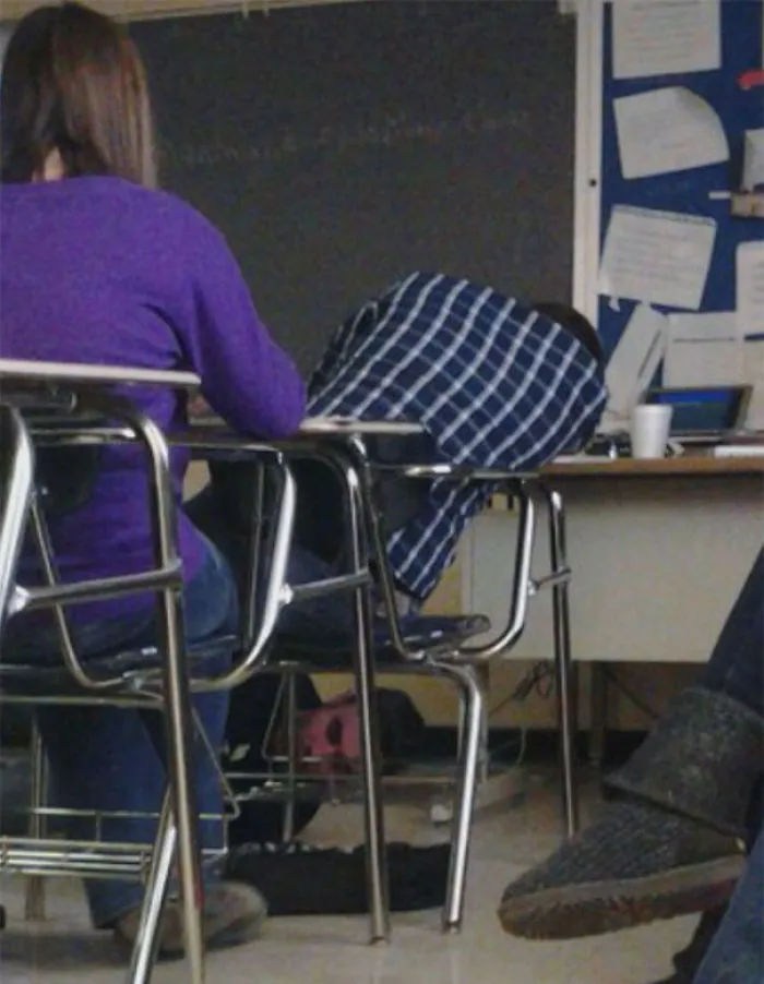 Se quedó dormido y el profesor le ató los cordones juntos