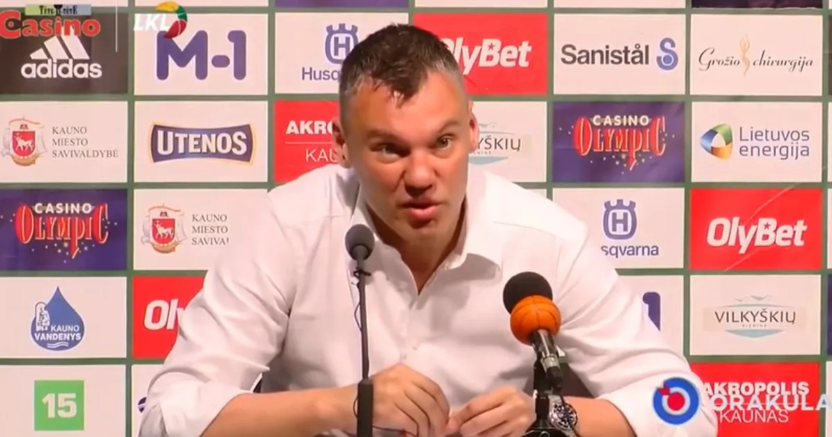 Este periodista le preguntó al entrenador por qué permitió que el jugador estrella se marchara a ver nacer a su hijo durante las semifinales, lo lamentó inmediatamente